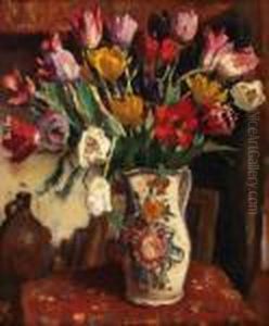 Tulpen In Een Beschilderde Aardewerk Kruik