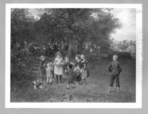 Landlicher Wirtshausgarten mit Kindergruppe