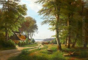 Sommerskov med koer og strataekt hus, i baggrunden udsigt til lille vig.
