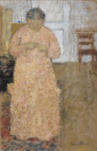 Femme en rose tricotant