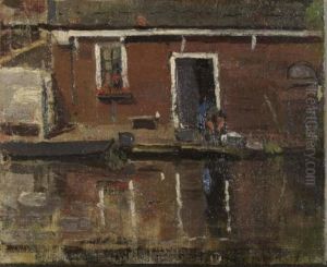 Huis aan het water met vrouw aan de was