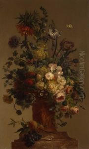 Bloemen in een vaas op marmeren sokkel