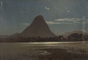 Japan, Binnlandsee mit erleuchtetem Tempel am Ufer und Vulkanberg