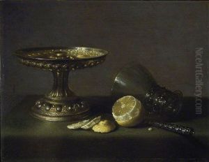 Stilleven met een tazza, een citroen en een omgevallen roemer
