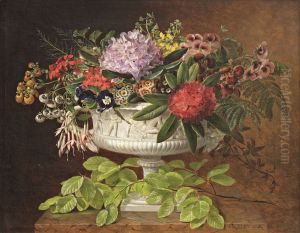 Blomster i en opsats pa marmorkarm med bogegren