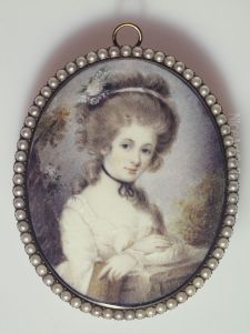 Portrait d'une jeune femme appuyee sur ses bras croises
