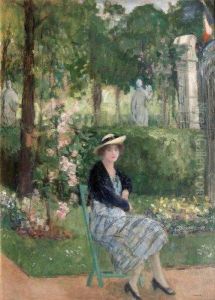 Jeune Femme Assise Dans Un Parc