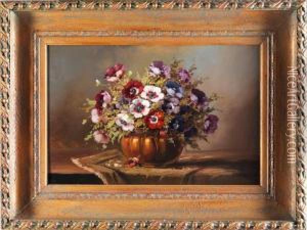Blumenstilleben Mit Anemonen In Einergebauchten Kupfervase Auf Grunem Tischtuch Oil Painting - Tilly Moes