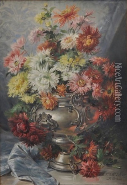 Grand Bouquet De Dahlias Dans Un Vase D'argent Sur Fond De Draperie Bleue Oil Painting - Frederico Olaria