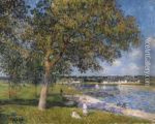 Un Noyer Dans La Prairie De Thomery Oil Painting - Alfred Sisley