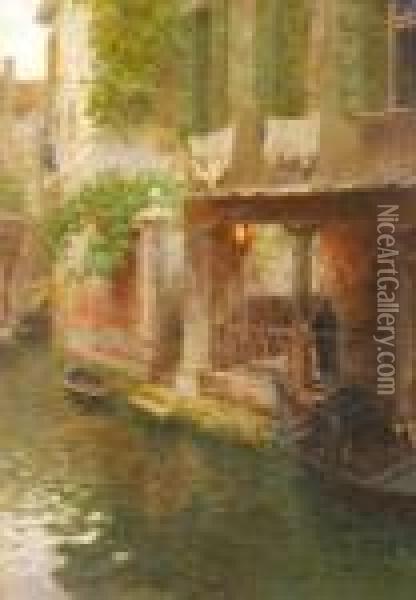 Canale Di Venezia Con Gondola In Sosta E Figura Sotto Un Portico Oil Painting - Rubens Santoro