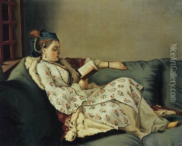 La Sultane Lisant, A Lady In Turkish Costume Reading On A Divan Oil Painting - Jean Etienne Liotard