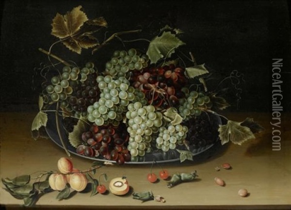 Fruchtestilleben Mit Trauben Auf Einem Zinnteller Sowie Aprikosen, Kirschen Und Nussen Auf Einem Tisch Oil Painting - Isaac Soreau